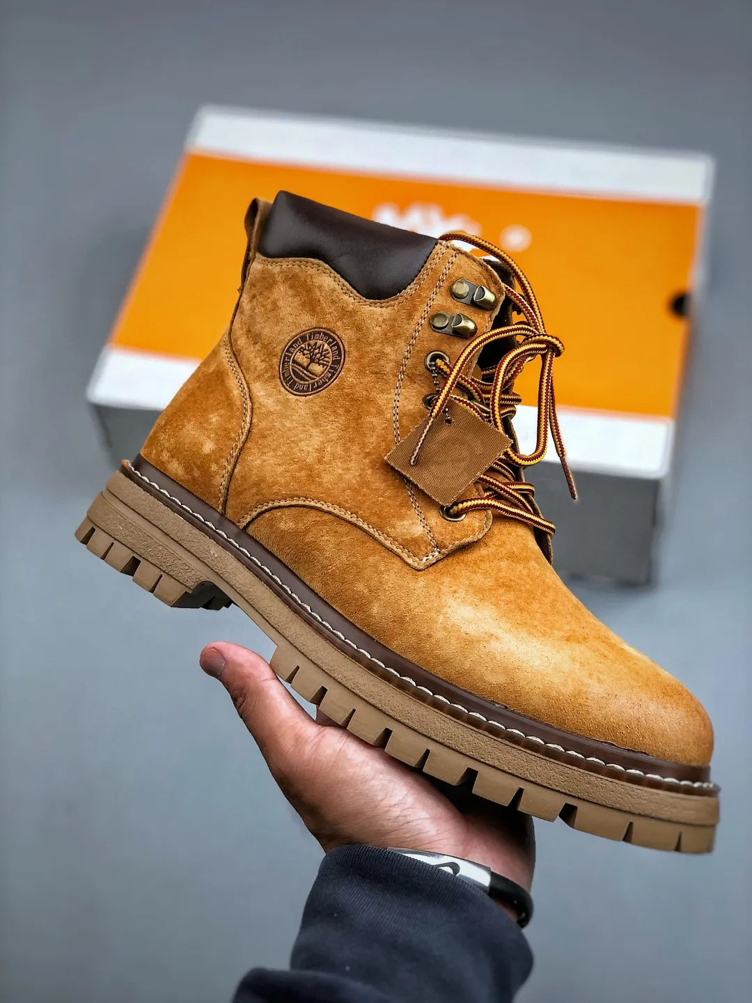 Local self-pickup💰560 supports store placement. New goods🚀#TimberlandTimberland/Timberland outdoor high-top casual rhubarb boots series #Guangdong Dachang quality, original box and original packaging, fashionable and trendy matching. The fabric is made of Italian 🇮🇹 top-grade frosted fine-grained cowhide. It is paired with anti-odor and anti-corrosion genuine leather latex insoles. The outsole and hardware are all made from OEM raw materials. The same as the original Goodyear never-opening process. Good products do not kill pigs. Exclusively launched on the whole network. There is no doubt about the quality. The whole set is packaged in the official website to give you the perfect wearing experience. The quality is exquisite and durable. A must-have for sportsmen. Specially designed to treat those who are not handsome. High-quality and first-class foot feel. Specially used for cold protection and outdoor use this winter. Casual matching for daily use. Size: 38-44 (leather shoe size)
